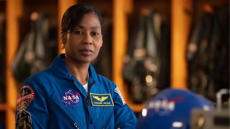 Stephanie Wilson, a segunda mulher negra a ir ao espaço, é uma das favoritas para se tornar a primeira mulher a pisar na Lua (Foto: NASA via BBC)
