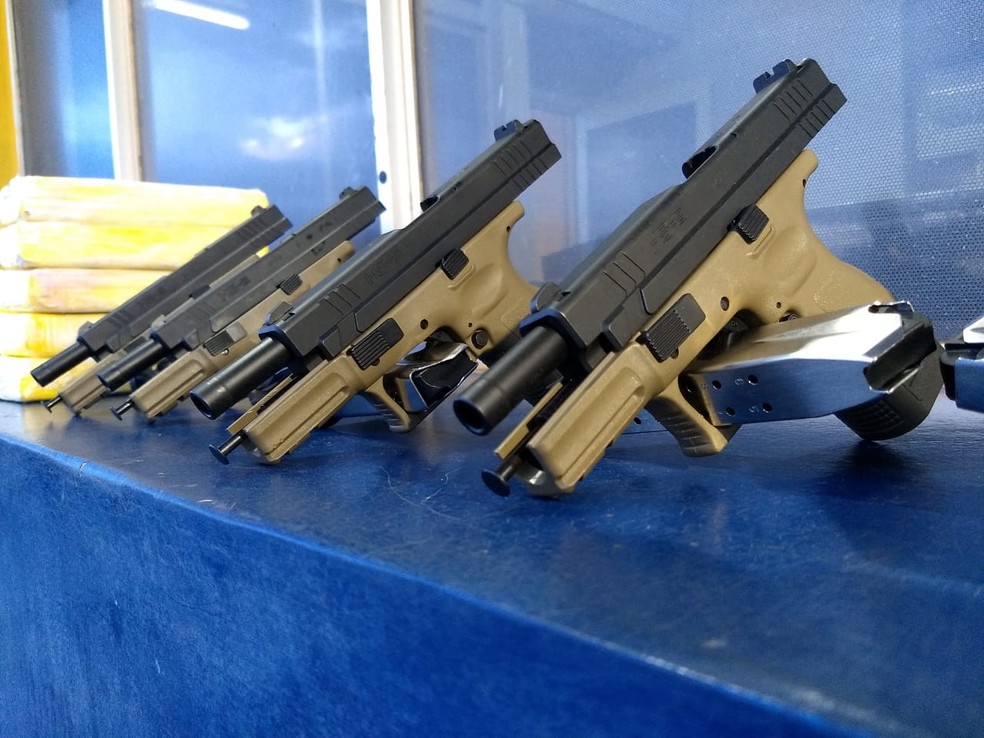 Armas apreendidas são da Croácia, segundo a PRF. — Foto: Cassiano Rolim/RPC Foz do Iguaçu