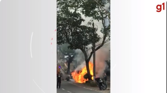 VÍDEO: Van paraguaia pega fogo em avenida de Foz do Iguaçu após possível pane mecânica, afirmam bombeiros 
