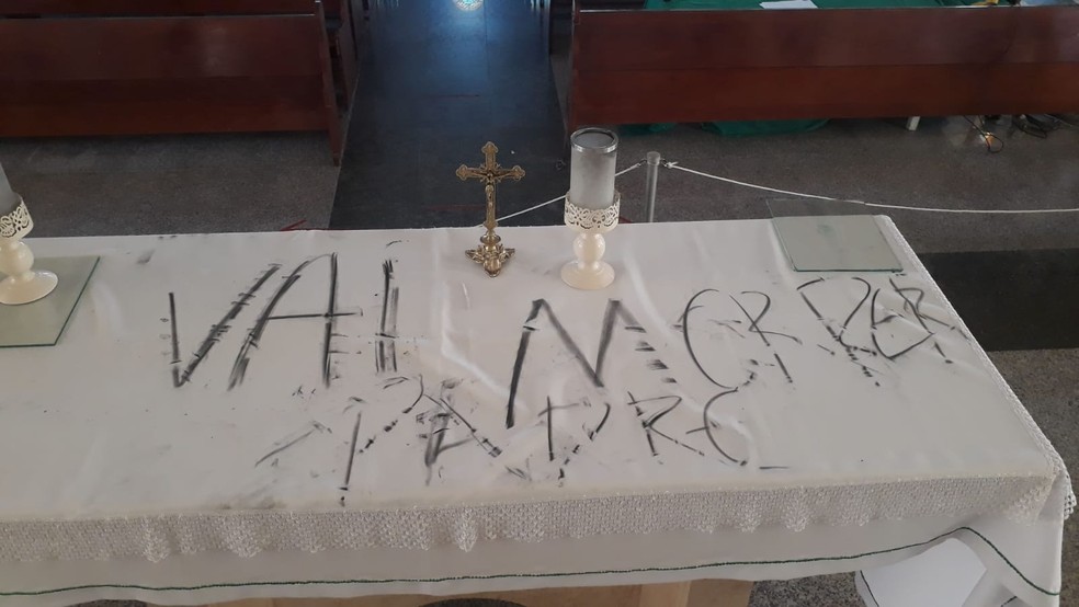 Altar da igreja São Francisco de Assis, em Cruz, foi pichado com ameaça a padre. — Foto: Divulgação