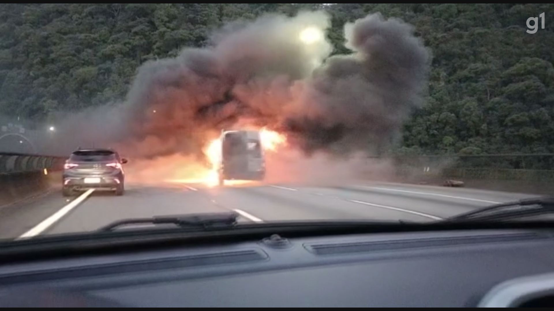Van pega fogo na rodovia dos Imigrantes em São Vicente, SP; VÍDEO