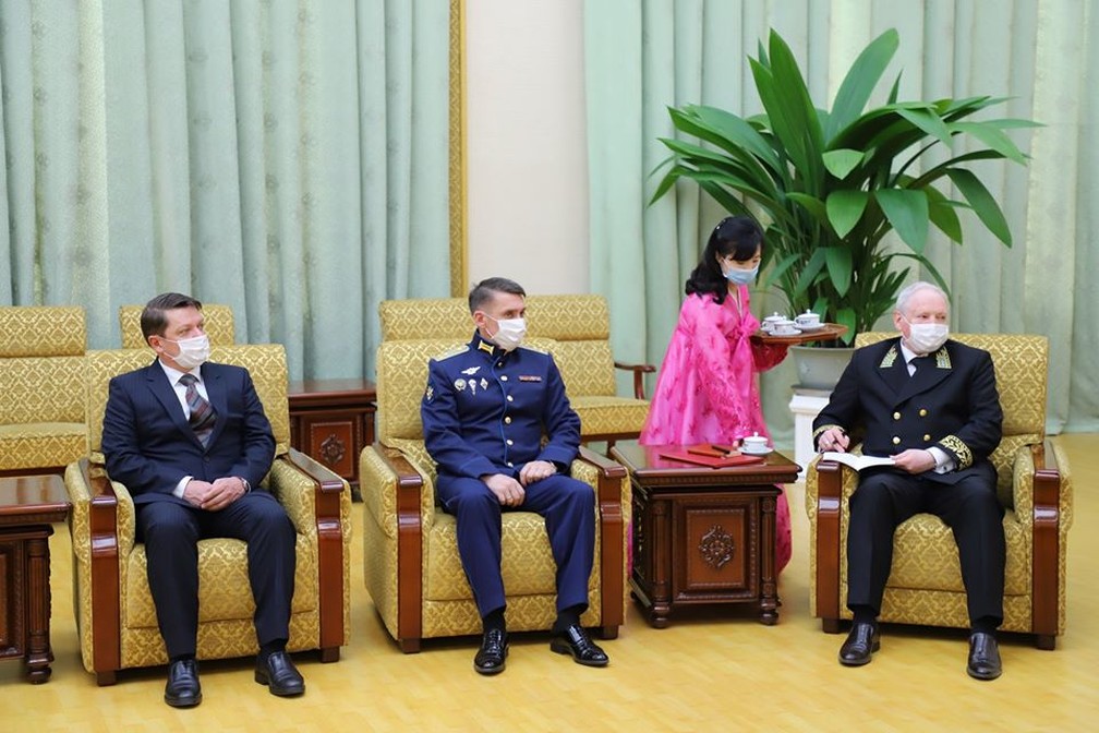 Reunião na Embaixada da Rússia em Pyongyang, com todos os participantes de máscara — Foto: Embaixada da Rússia na Coreia do Norte/Reprodução/Facebook