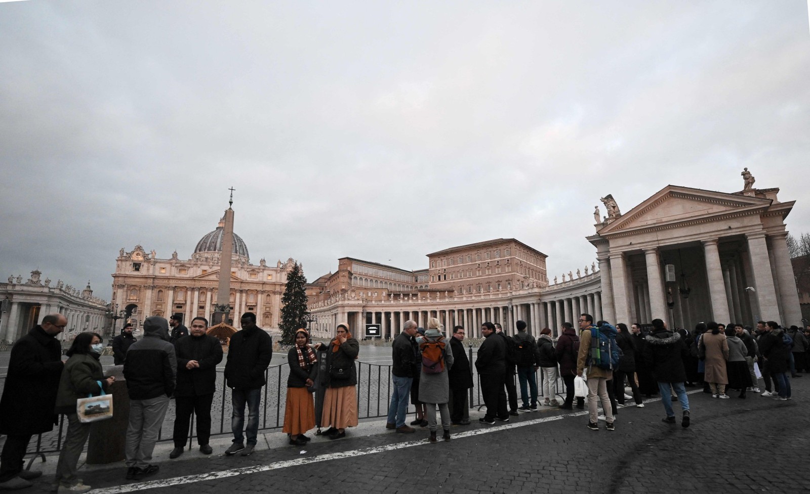 Fiéis formam fila para velório do Papa Emérito Bento XVI, na basílica de São Pedro, no Vaticano, em 2 de janeiro de 2023