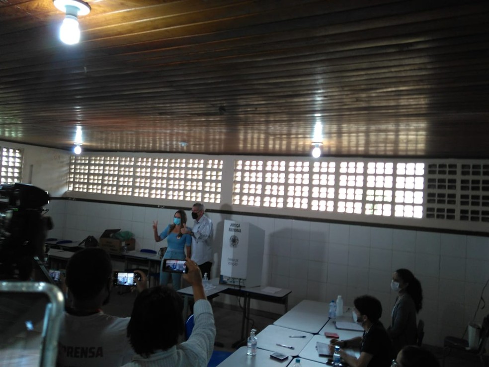 O candidato a prefeito de Vitória da Conquista, Hérzem Gusmão votou por volta das 10h20 — Foto: Edson Nunes/TV Sudoeste