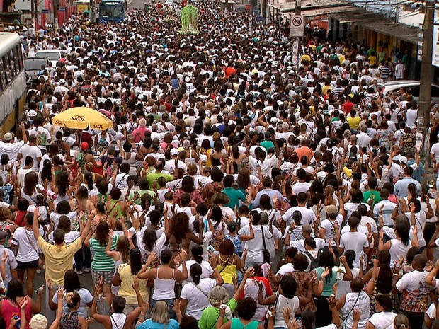 Procissão seguiu da Igreja do Mares até a Colina Sagrada (Foto: Imagens / TV Bahia)