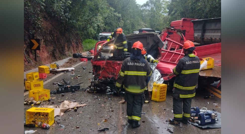 Motorista morreu em colisão entre caminhão e carreta bitrem em Itapetininga (SP) — Foto: Polícia Militar Rodoviária/Divulgação
