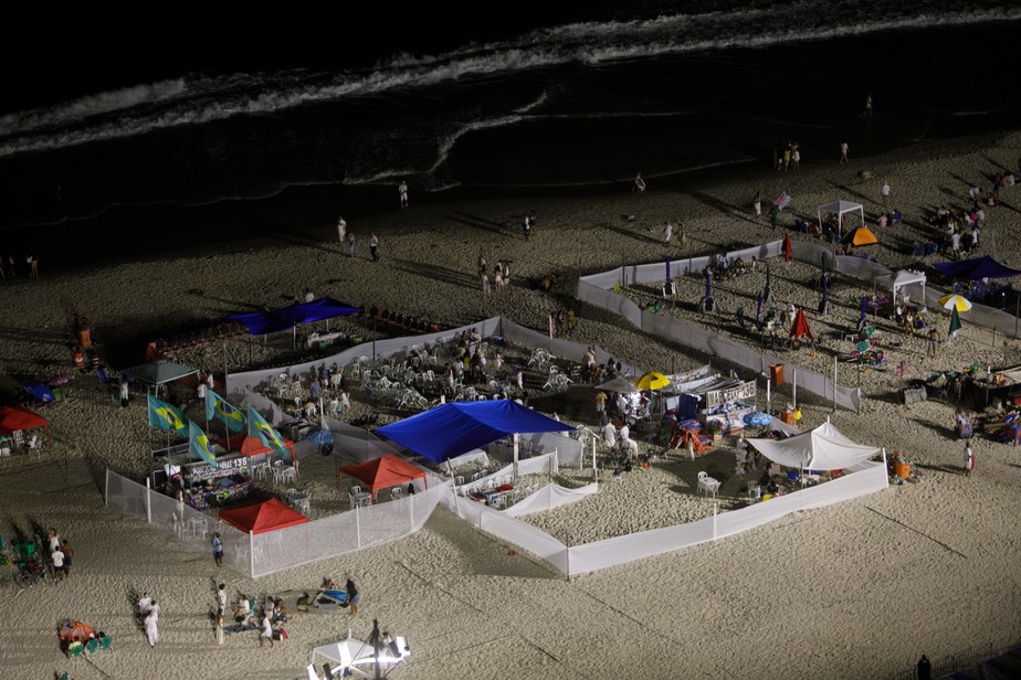 Cercadinhos montados na Praia de Copacabana durante o réveillon 2023