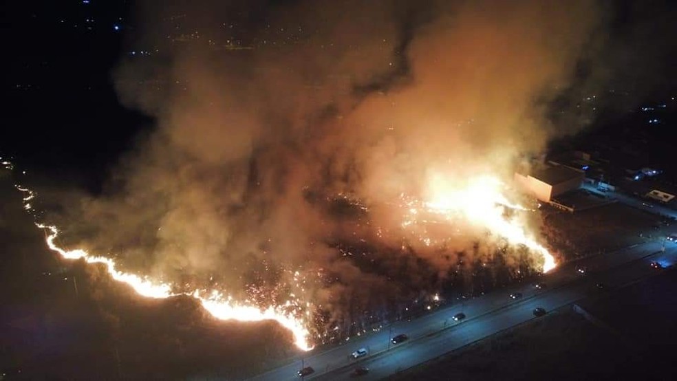 Incêndio atingiu área extensa próxima à Avenida Cristino Manoel de Miranda, em Porangaba — Foto: Arquivo pessoal
