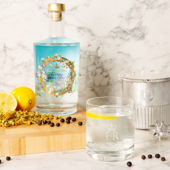  Buckingham Palace Gin lançou em 2020 um gim seco especial feito com ingredientes extraídos em Sandringham, propriedade da família real  (Foto: Divulgação)
