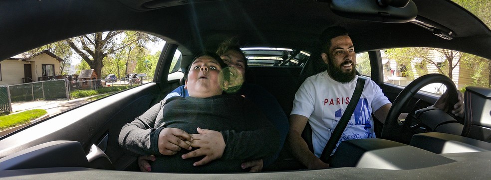 Adrian Zamarripa, de 5 anos, se impressiona no colo da mãe, Beatriz, durante passeio em Lamborghini Huracán — Foto: Scott G Winterton/The Deseret News via AP