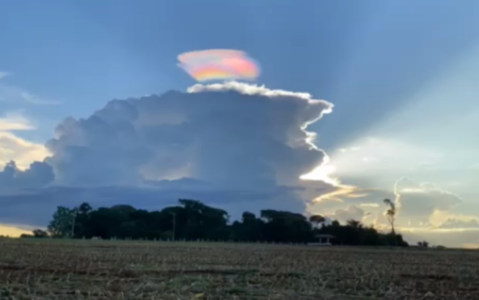 Nuvem colorida registrada em Itaguari — Foto: Reprodução/André Luiz Procópio 