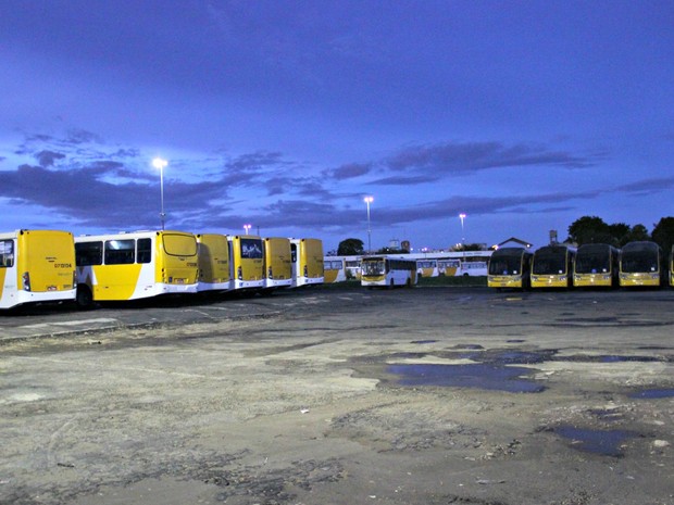 Empresa Global opera com 70% da frota de ônibus neste sábado e 130 veículos saíram da garagem (Foto: Adneison Severiano/G1 AM)