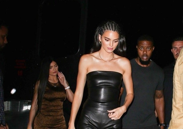 West Hollywood, CA  - Kylie Jenner and Kendall Jenner spotted arriving at The Nice Guy for a night out in West Hollywood.Pictured: Kendall Jenner, Kylie JennerBACKGRID USA 23 AUGUST 2019 USA: +1 310 798 9111 / usasales@backgrid.comUK: +44  (Foto: GIO/HEDO / BACKGRID)