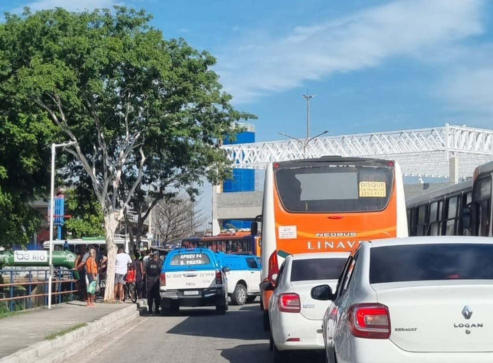 Assassinato de três pessoas aconteceu em rua movimentada de Nova Iguaçu — Foto: Reprodução