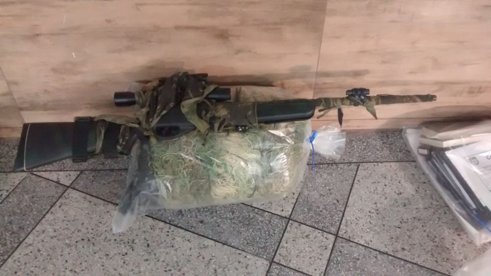 Também houve apreensão de arma de pressão durante operação em Uberlândia (Foto: Pedro Torres/G1)