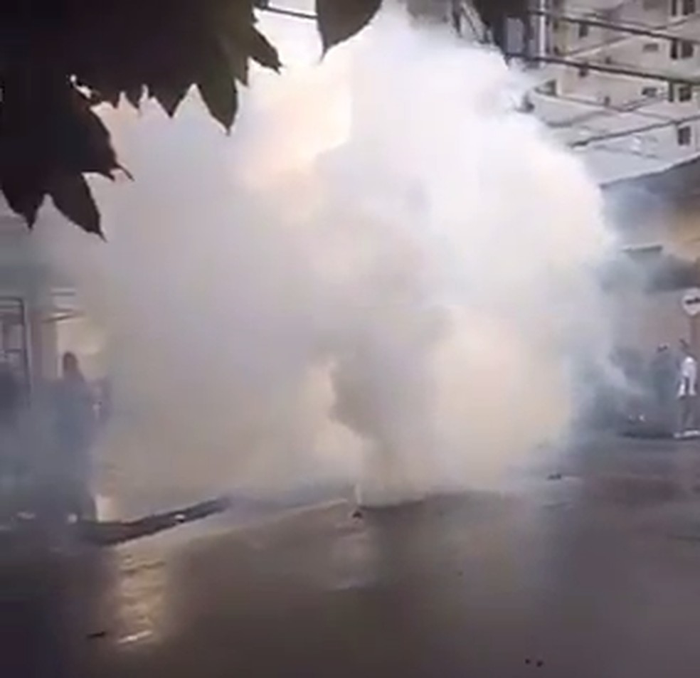 PM de São Carlos usou bombas de gás para dispersar multidão que estava em festa de carnaval — Foto: Reprodução redes socias