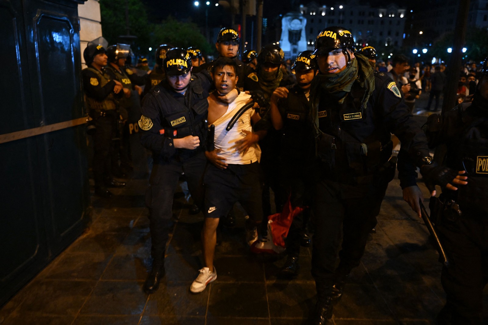 Policiais prendem manifestante durante protesto contra o governo da presidente peruana, Dina Boluarte, em Lima — Foto: ERNESTO BENAVIDES / AFP