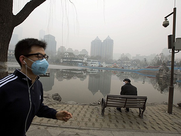 Homem faz exercício de máscara para se proteger da poluição em Pequim, na China. (Foto: Ng Han Guan/AP)