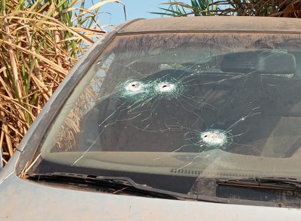 Carro encontrado em canavial de Rio das Pedras apresentava marcas de tiro — Foto: Guarda Civil Municipal