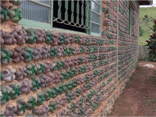 G1 - Pedreiro faz casa 'ecologicamente correta' com garrafas pet em MG -  notícias em Sul de Minas
