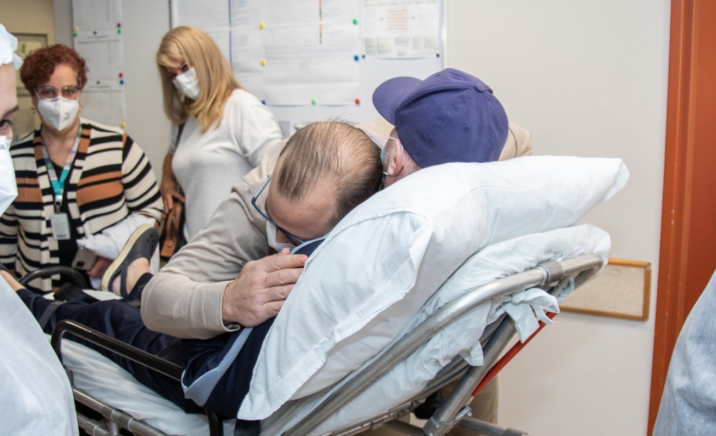 Um dos médicos da equipe do Vera Cruz Hospital abraça paciente no momento da alta após 99 dias internado por Covid-19 em Campinas (SP) — Foto: Matheus Campos