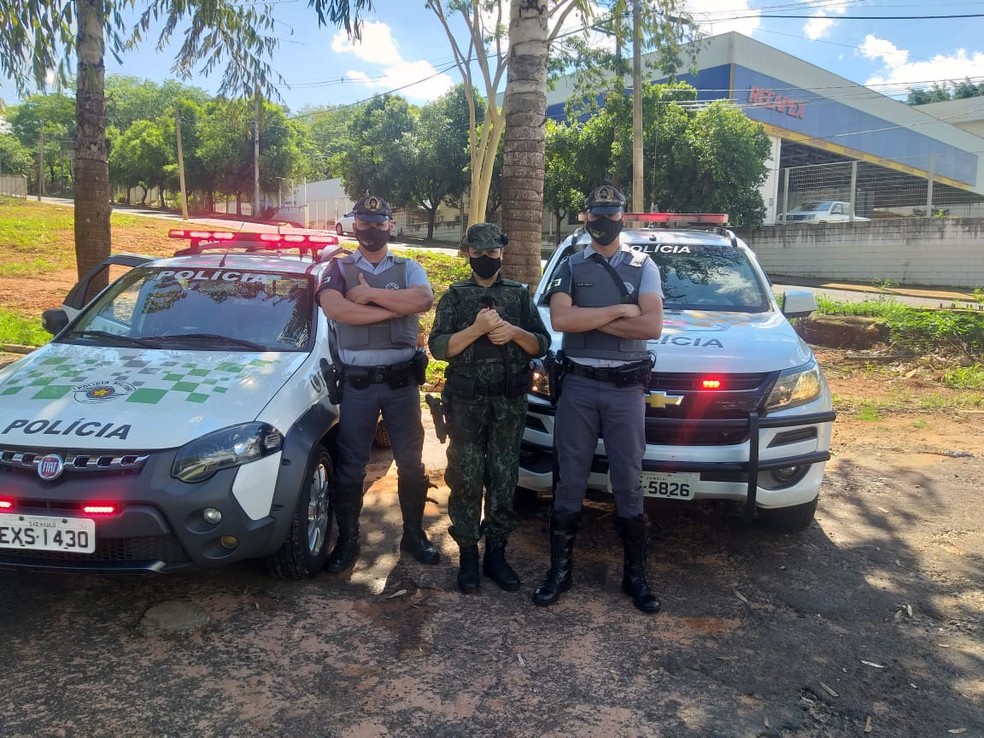 Policiais encontraram macaco-prego com sinais de desidratação dentro de carro em Rio Preto (SP) — Foto: Polícia Militar Ambiental/Divulgação