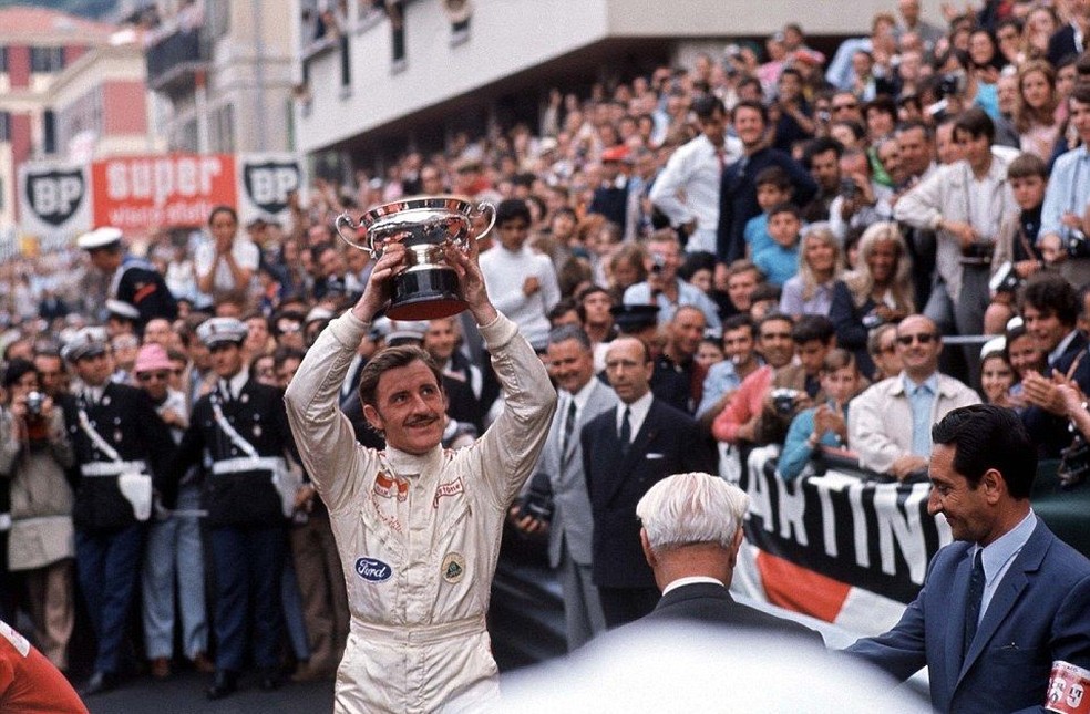 Hill ergue o trofÃ©u de sua quinta vitÃ³ria em Monte Carlo, em 1969 â€” Foto: ReproduÃ§Ã£o