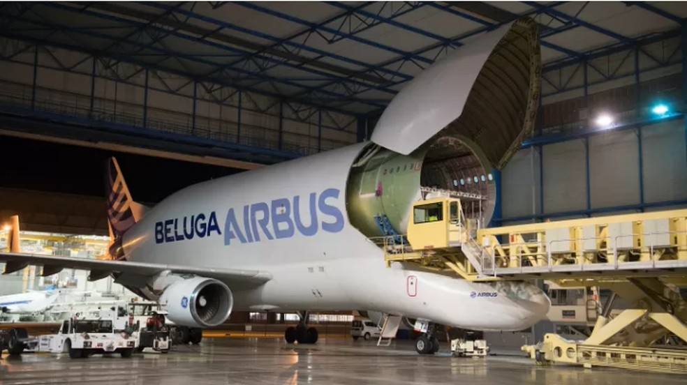Frente móvel: O Beluga é um dos maiores aviões de carga do mundo em volume, à frente até do Lockheed C-5 Galaxy, usado pelas Forças Armadas dos Estados Unidos, e do Antonov An-124, irmão menor do An-225, ex-maior cargueiro do mundo. — Foto: Divulgação/Frederic Lancelot/Airbus