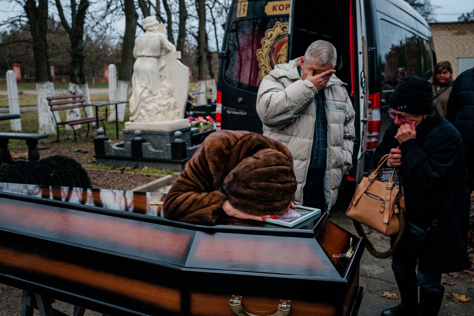 Familiares choram a morte de uma civil morta em Kherson, na Ucrânia — Foto: DIMITAR DILKOFF/AFP
