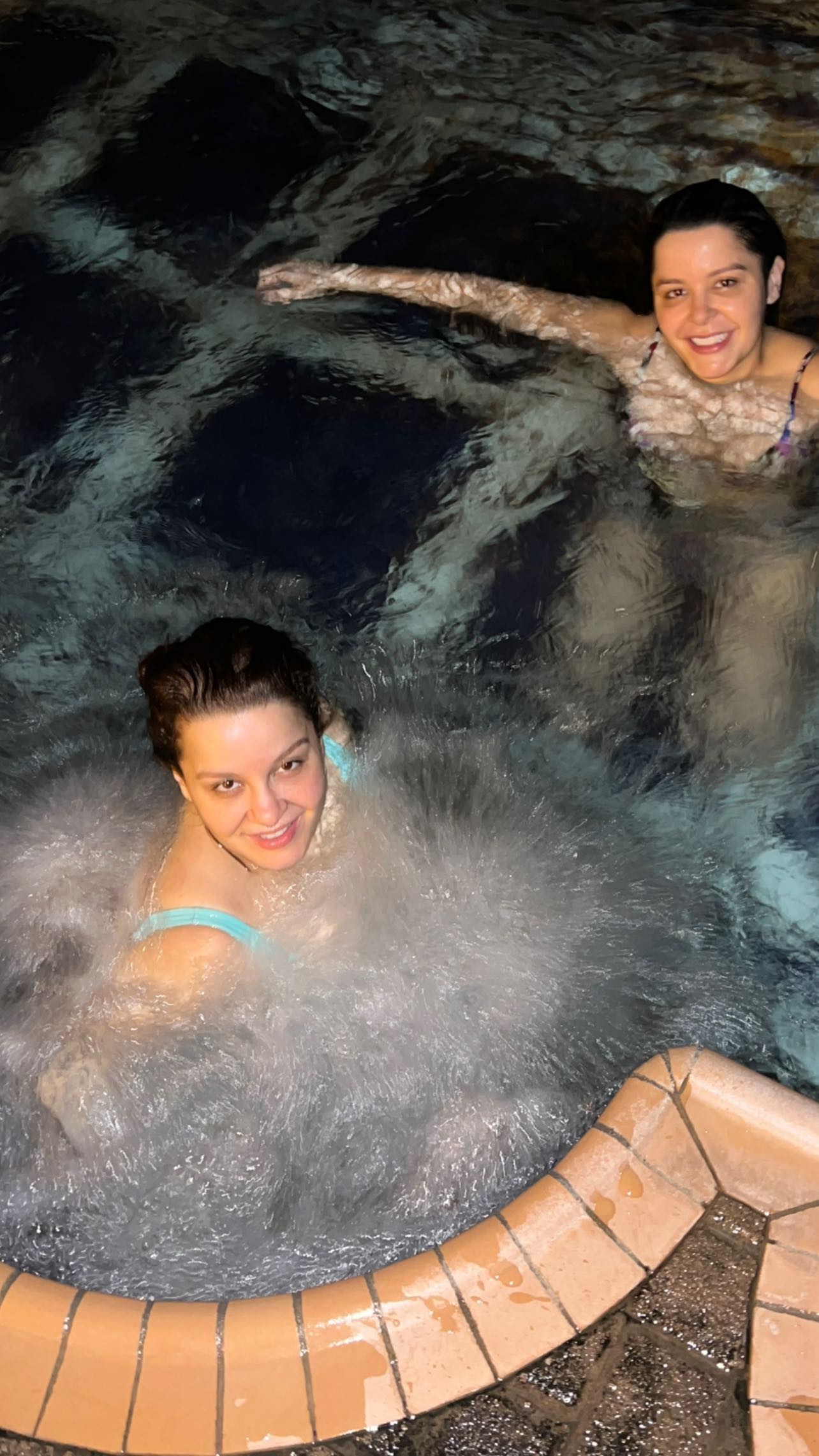 Maiara e Maraisa tomam banho de piscina antes de show (Foto: Reprodução/Instagram)
