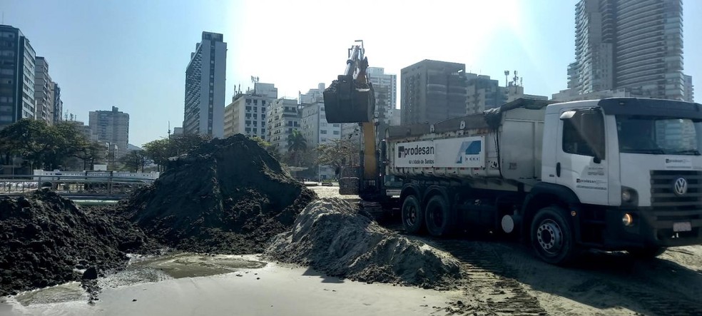 Prefeitura de Santos retomou, na manhã desta segunda (1º), o desassoreamento do trecho do canal 3 — Foto: Divulgação/PMS