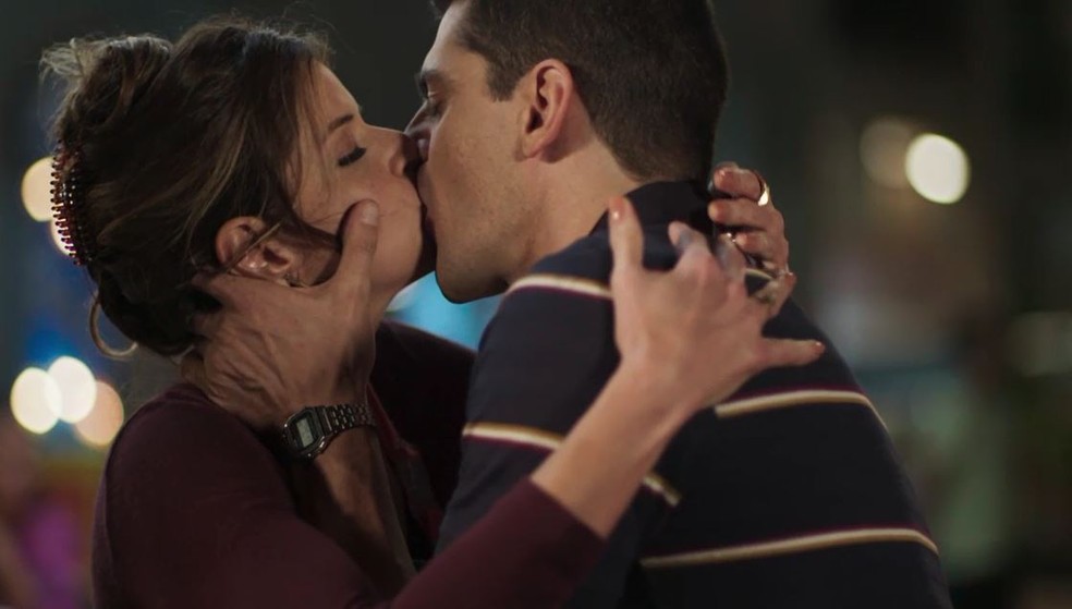 Carla (Mariana Santos) e Marco (Julio Machado) se beijam em 'MalhaÃ§Ã£o - Toda Forma de Amar' â?? Foto: Globo