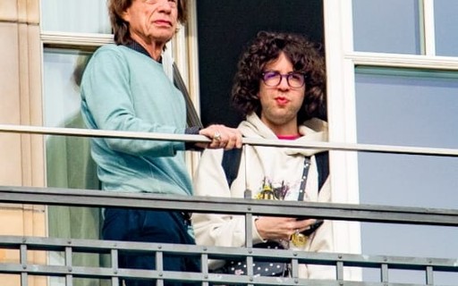 Lucas Jagger é clicado com o pai, Mick Jagger, em hotel na Alemanha