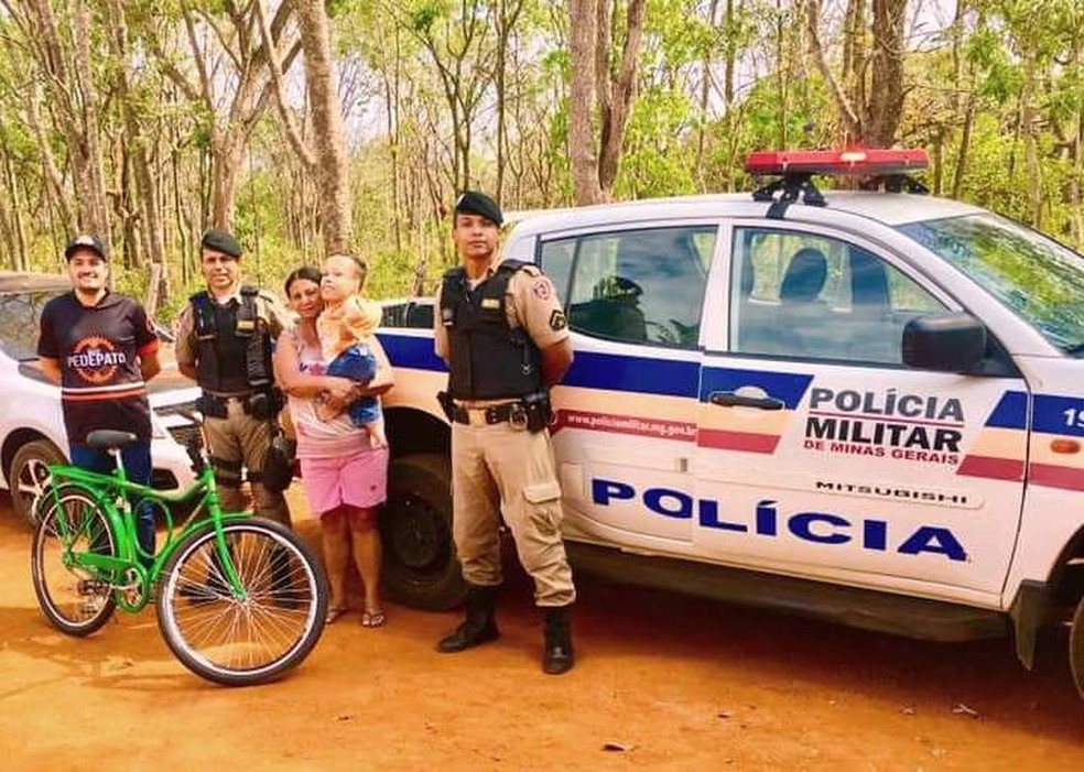 Douglas, Maria, sargento Gilson, soldado Matheus e o empresário que contribuiu com a campanha — Foto: Gilson Ferreira de Souza / Arquivo Pessoal