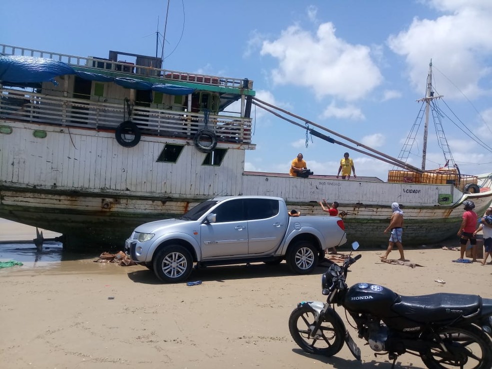 Barco encalhado no litoral cearense tem carga de cigarro de outro país — Foto: Arquivo pessoal