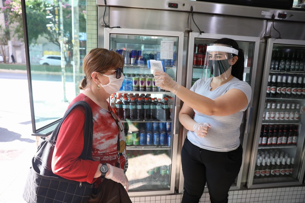 A lanchonete Estadão, no Centro de São Paulo, mede a temperatura de clientes nesta segunda-feira (6) — Foto: Fábio Tito/G1
