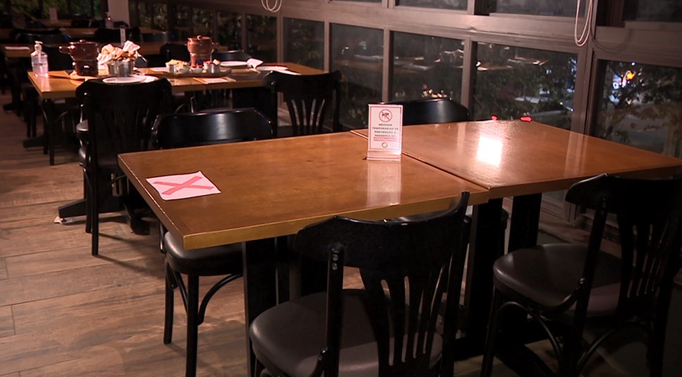 Restaurantes devem garantir o distanciamento entre os clientes — Foto: Reprodução/EPTV