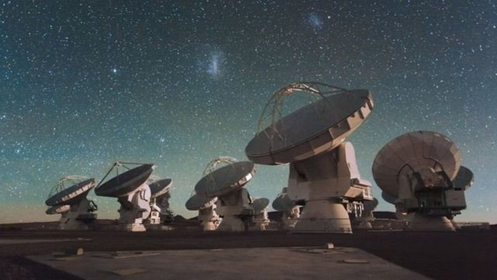 Antenas formam telescópio gigante no importante observatório Alma, no deserto do Atacama, no Chile — Foto: ESO/BBC