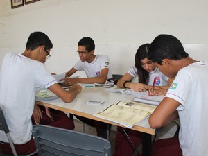 Estudantes utilizam jogos de perguntas e respostas para reforçar os estudos (Foto: Gustavo Almeida/G1)