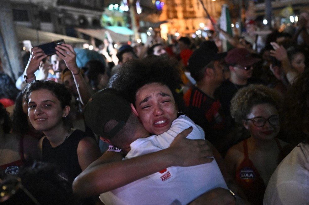 Eleitores de Lula comemoram a vitória no Rio de Janeiro (RJ). — Foto: Mauro Pimentel/AFP 