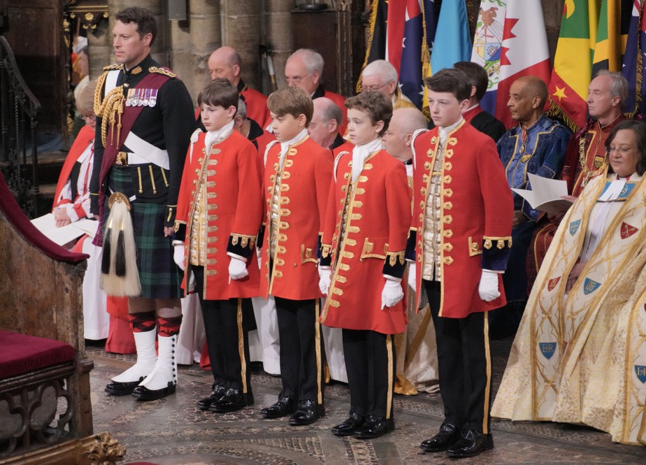 Netos da rainha Camilla desempenham papel especial durante coroação