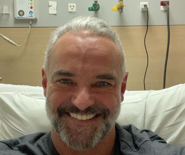 Mateus Carrieri se recupera de cirurgia na próstata em hospital (Foto: Reprodução/Instagram)