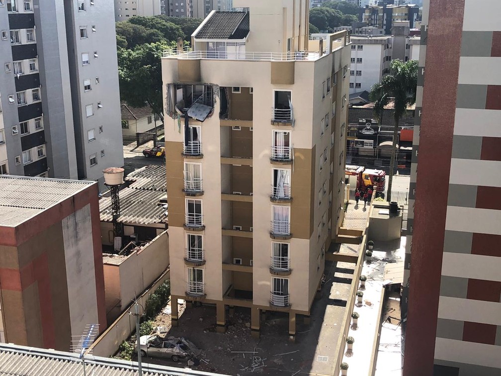A explosão no prédio de apartamentos no bairro Água Verde deixou ao menos quatro pessoas feridas — Foto: Amanda Menezes/RPC