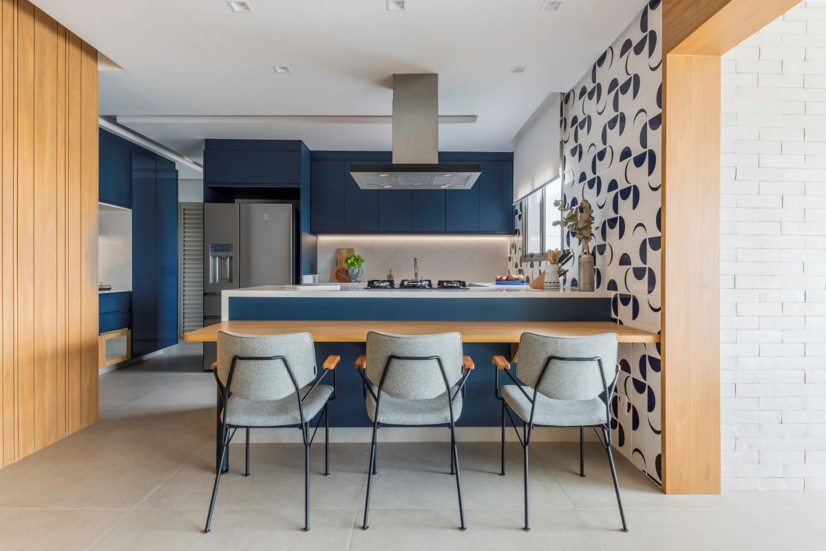 COZINHA | O azul dá o tom na cozinha, prendendo a atenção do morador. Parede de azulejos é da Mica Azulejos e cadeiras de Fernando Jaeger (Foto: Guilherme Pucci / Divulgação)