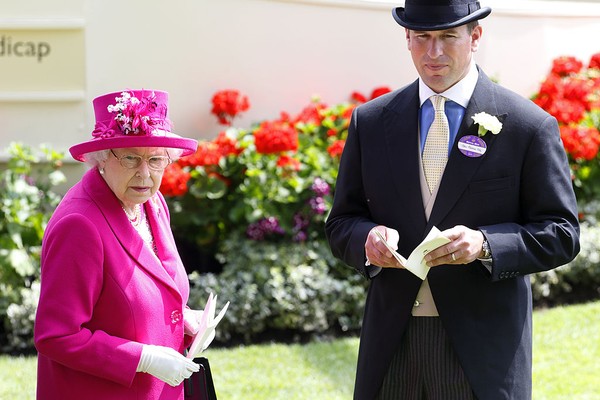 Rainha Elizabeth II e seu neto Peter Phillips (Foto: Getty Images)
