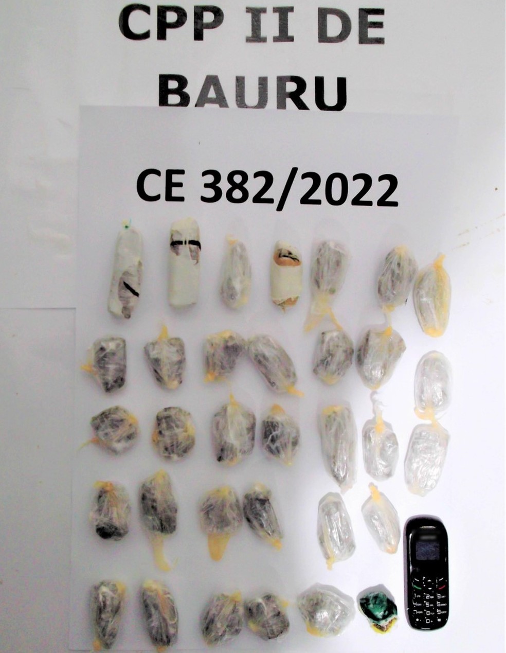 No total, foram aprendidos no presídio de Bauru 16 minicelulares e mais de 400 porções de drogas, entre maconha e cocaína — Foto: SAP/Divulgação