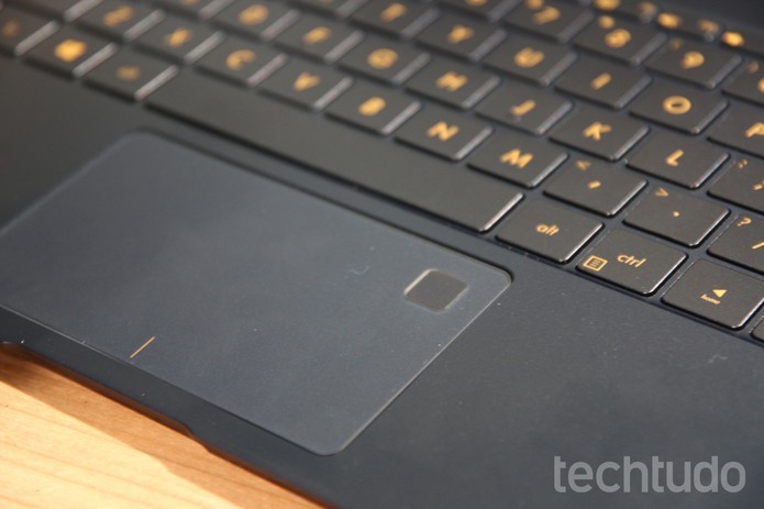 O ZenBook 3 conta com um Touchpad que reconhece impressões digitais (Foto: Fabrício Vitorino/TechTudo)
