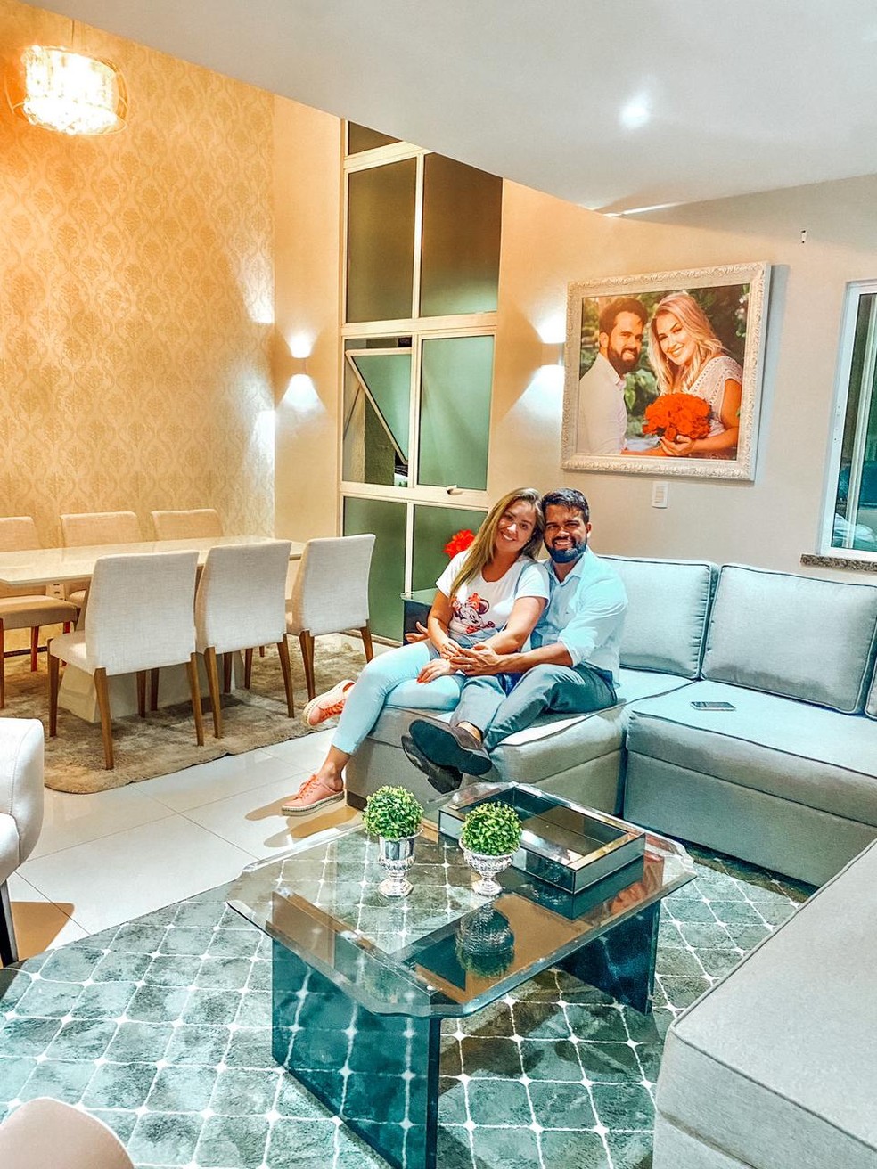 Casal pensou nos mínimos detalhes da decoração clean e aconchegante — Foto: Arquivo pessoal