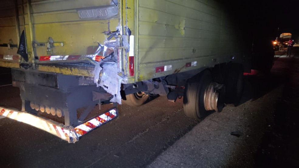 Caminhão com placas de Bauru foi atingido na traseira em Bofete  — Foto: Polícia Rodoviária / Divulgação 