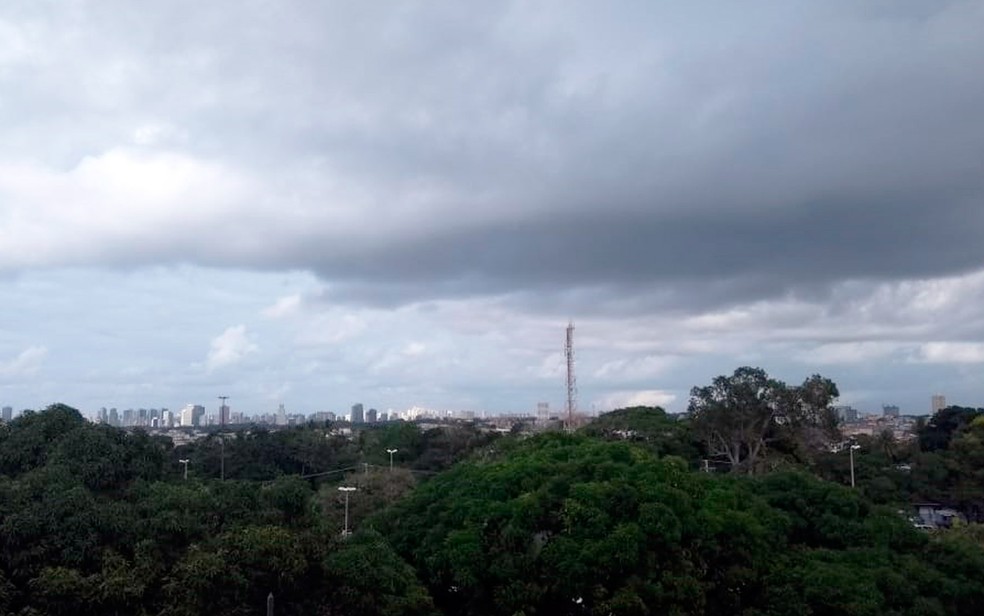 Salvador tem tempo nublado nesta sexta-feira (Foto: Arquivo pessoal)